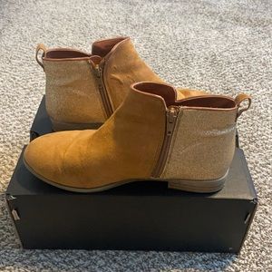Gently loved size 4 chestnut boots